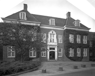 58393 Gezicht op de voorgevel met de ingang van het verpleeghuis Dr. J.N. Voorhoeve Huis (Van Heuven Goedhartlaan 3) te ...